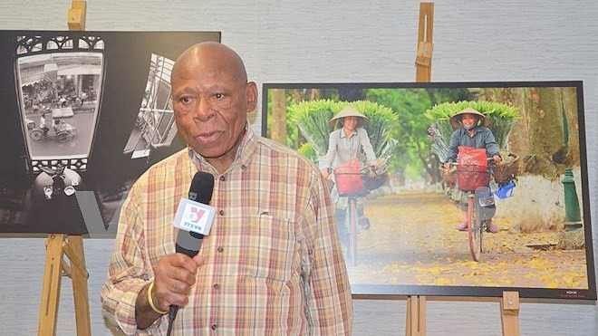 Joseph Ahekoe, directeur de publication du magazine «Francophonie Actualités» à cette exposition. Photo: VNA.