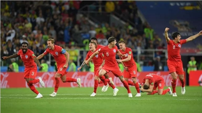 Les footballeurs anglais célèbrent leur victoire. Photo : FIFA.
