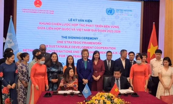 Cérémonie de singature à Hanoi. Photo : SGGP.