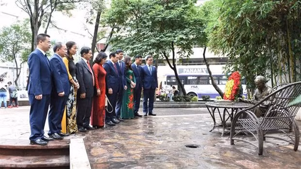 Lai Xuân Môn, membre du Comité central du PCV et chef adjoint permanent de la Commission centrale de la propagande et de l'éducation du Parti en tête d'une délégation vietnamienne effectue une tournée de travail au Mexique du 15 au 20 août. Photo : VNA.