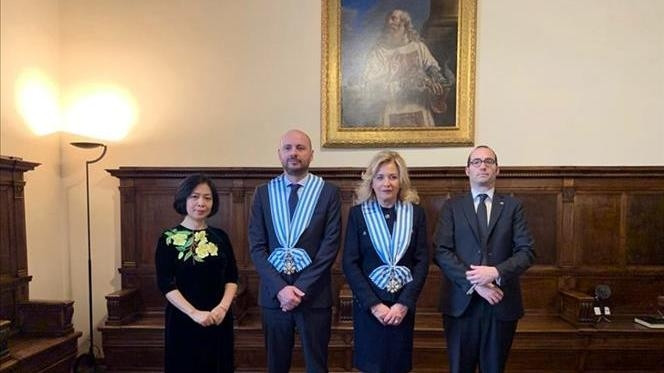 L’ambassadrice vietnamienne en Italie et à Saint-Marin, Nguyên Thi Bich Huê (1er à gauche), lors d'une rencontre avec deux capitaines-régents de Saint-Marin, Luca Boschi et Mariella Mularoni. Photo : VNA.
