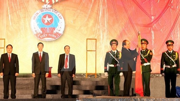 Le PM Nguyên Xuân Phuc remet l’Ordre de l’Indépendance de 3e classe à la ville de Tam Ky. Photo: VNA.