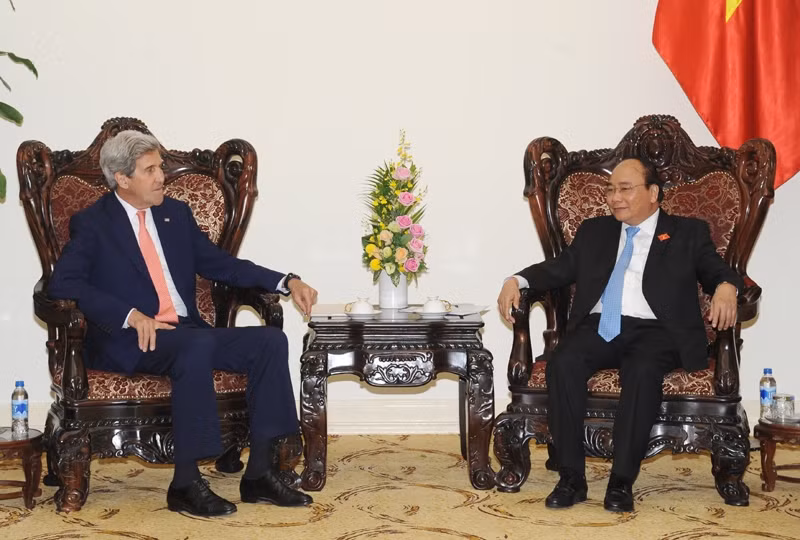 Le PM vietnamien, Nguyên Xuân Phuc (à droite), et l'ancien secrétaire d'État américain, John Kerry. Photo: Trân Hai/NDEL.