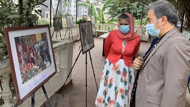 Les visiteurs de l'exposition de photos sur le Général Vo Nguyên Giap en Algérie. Photo: VNA