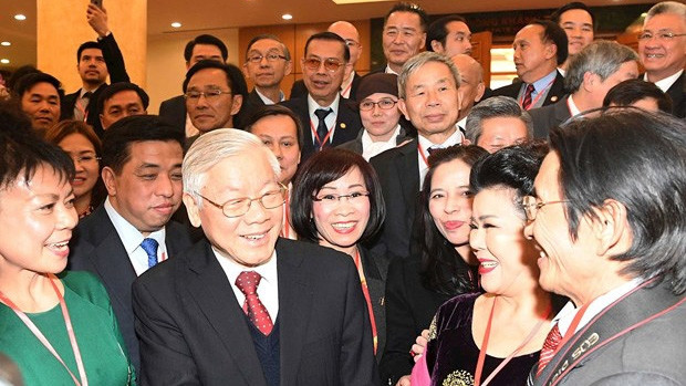 Le Secrétaire général du Parti communiste du Vietnam, Nguyên Phu Trong (2e à partir de la gauche), et des Vietnamiens résidant à l'étranger. Photo : VNA.
