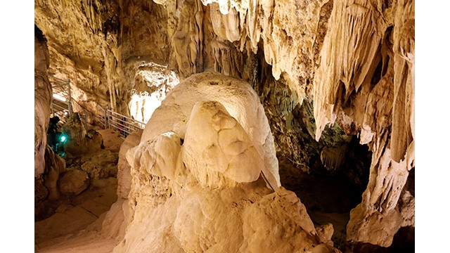 Des stalactites dans la caverne de Không Day (sans fond). Photo : NDEL.