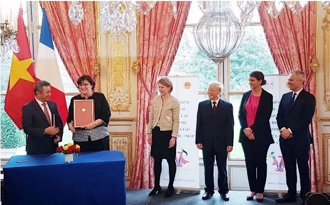 Le Secrétaire général du Parti communiste du Vietnam, Nguyên Phu Trong, assiste aux cérémonies de signature. Photo: NDEL.
