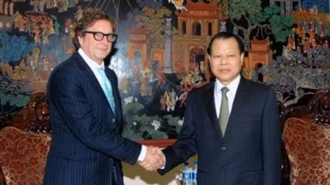 Le vice-PM Vu Van Ninh reçoit le 17 octobre le président du Fonds d’investissement Harbinger Capital, Philip Falcone. Photo: VGP.
