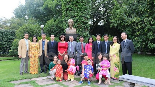 Des représentants de la communauté des Vietnamiens résidant au Mexique prennent des photos souvenirs devant la statue du Président Hô Chi Minh dans l’enceinte de l’Ambassade du Vietnam. Photo: VNA.
