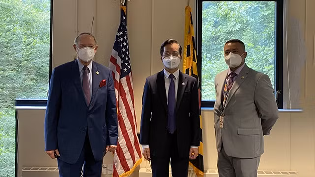 L'ambassadeur Hà Kim Ngoc (au centre) et une délégation de délégués de l'État du Maryland. Photo : baoquocte.vn