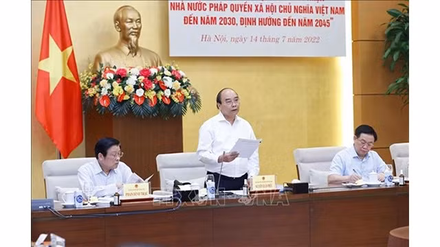 Le Président vietnamien, Nguyên Xuân Phuc (debout). Photo : VNA.