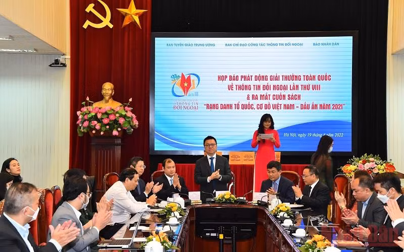 Conférence de presse pour le lancement de la 8e édition du Prix national de l’information pour l’étranger, le 19 avril 2022 à Hanoi. Photo : NDEL.