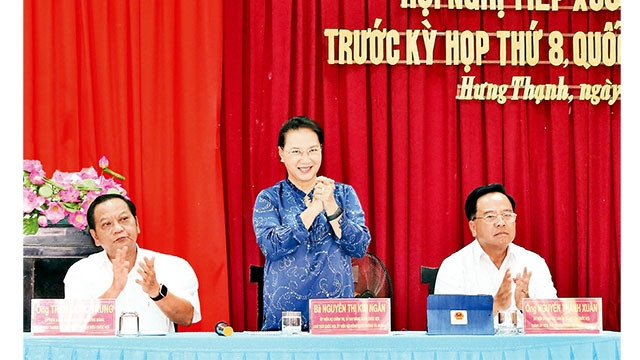 La Présidente de l'Assemblée nationale, Nguyên Thi Kim Ngân, rencontre des électeurs dans le district de Cai Rang, ville de Cân Tho. Photo : VNA.