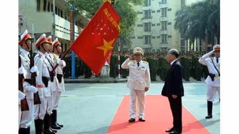 Le Président de l’AN Nguyên Sinh Hùng à la rentrée des classes de l’Académie de la police populaire. Photo: NDEL. 