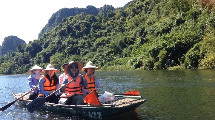 Une croisière dans le complexe Tràng An-Bai Dinh. Photo: Mai Khanh/NDEL.