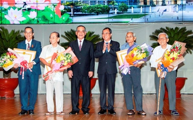 Le Comité provincial du Parti de Binh Duong décerne des insignes commémoratif à 221 membre du Parti communiste du Vietnam. Photo: NDEL.