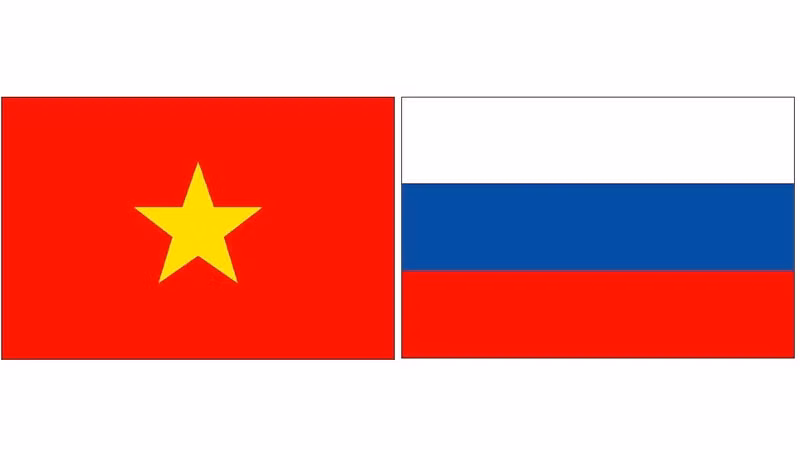 Les drapeaux du Vietnam et de la Russie. Photo : NDEL.