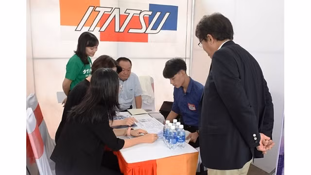 De nombreux étudiants à Dà Nang participent à l'entretien d'embauche direct avec des recruteurs venus de 10 entreprises japonaises. Photo : NDEL.
