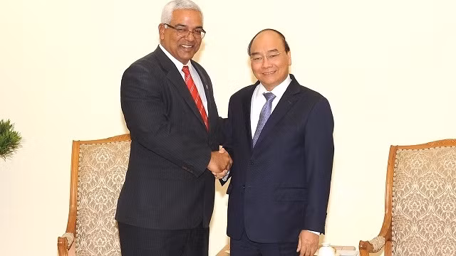 Le PM vietnamien Nguyên Xuân Phuc (à droite) et le ministre cubain de la Justice Oscar Manuel Silveira Martinez. Photo: Trân Hai/NDEL.