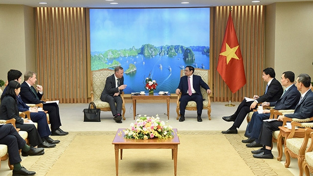 Lors de la rencontre entre le Premier ministre Pham Minh Chinh (à droite) et l’ambassadeur du Royaume-Uni au Vietnam, Gareth Ward. Photo: Tran Hai/NDEL