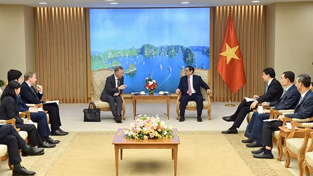 Lors de la rencontre entre le Premier ministre Pham Minh Chinh (à droite) et l’ambassadeur du Royaume-Uni au Vietnam, Gareth Ward. Photo: Tran Hai/NDEL
