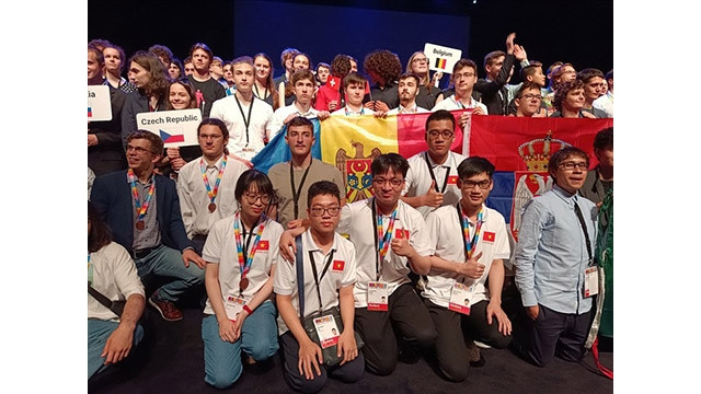 Les élèves vietnamiens participant aux Olympiades européennes de physique 2022. Photo : laodong.vn