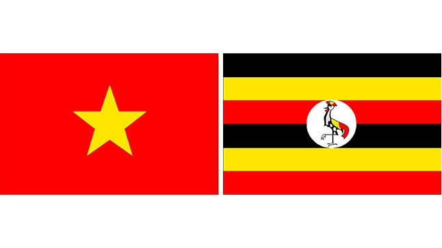 Les drapeaux du Vietnam et de l'Ouganda.