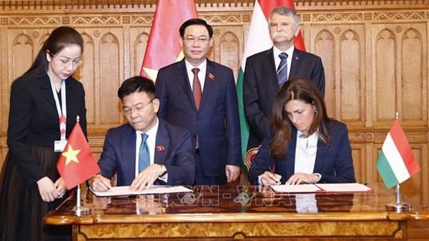 Le ministre vietnamien de la Justice, Lê Thanh Long, et la ministre hongroise de la Justice Judit Varga signent le 27 juin un programme de coopération entre les deux ministères de la Justice pour la période 2022- 2023 en présence des présidents de l'Assemblée nationale des deux pays. Photo : VNA.