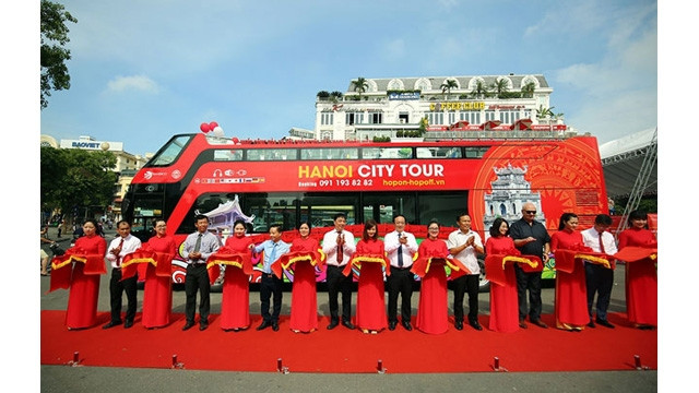 Les délégués coupent la bande d'inauguration de l'événement. Photo : NDEL
