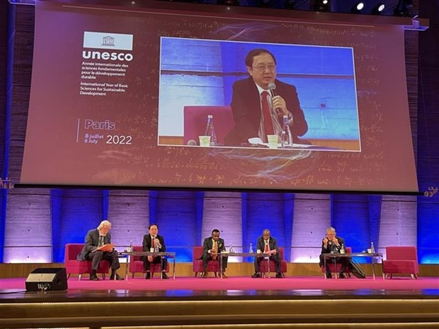 Le ministre vietnamien des Sciences et des Technologies Huynh Thanh Dat à un échange de vue sur le rôle des sciences dans l'élaboration des politiques. Photo : VNA