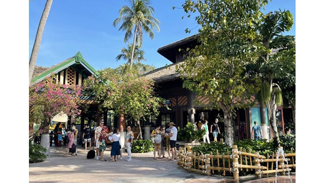 Les touristes au complexe touristique Sun World Hon Thom Nature Park à Phu Quôc. Photo : Journal SGGP.
