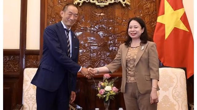 La Vice-Présidente Nguyên Thi Anh Xuân reçoit jeudi matin le docteur Takeshi Kasai, directeur régional de l'OMS pour le Pacifique occidental. Photo : VNA.