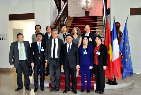 Des responsables de l'Académie nationale de politique Hô Chi Minh et ceux de l'ENA. Photo: NDEL.