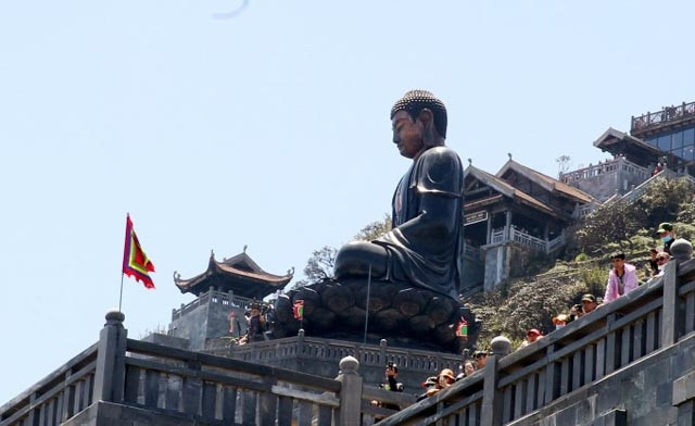 La statue en bronze est située à une altitude de 3 075 m au-dessus du niveau de la mer. Photo : thanhnien.vn.