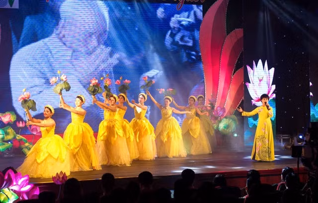 Un spectacle du programme artistique spécial marque l'anniversaire du Président Hô Chi Minh, le 17 mai à Hanoi. Photo : VOV.