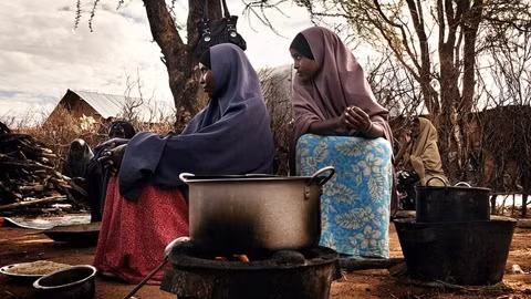 Des réfugiés préparent un repas dans le camp de Dadaab au Kenya. Photo: ONU.