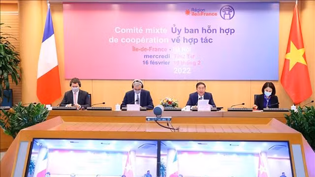 Lors de la Commission mixte de coopération entre Hanoï et l’Île-de-France. Photo: VNA