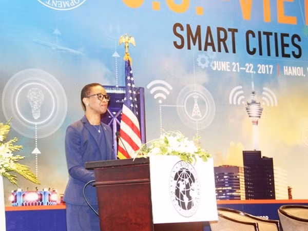 Enoh T. Ebong, directrice par imtérim de l’USTDA, s’exprime lors de la conférence. Photo: mic.gov.vn.