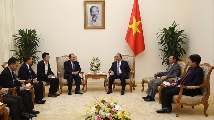 Rencontre entre le PM vietnamien, Nguyên Xuân Phuc (au centre, à droite), et le ministre laotien de l’Énergie et des Mines, Khammany Inthirath, le 4 avril, à Hanoi. Photo: VGP.