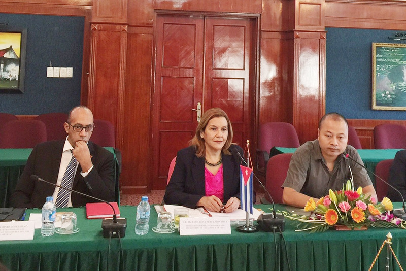 La ministre cubaine des Sciences, des Technologies et de l’Environnement, Elba Rosa Perez Montoya (au centre), s’intéresse au modèle du parc de hautes technologies de Hoa Lac du Vietnam. Photo: khoahocphattrien.vn.
