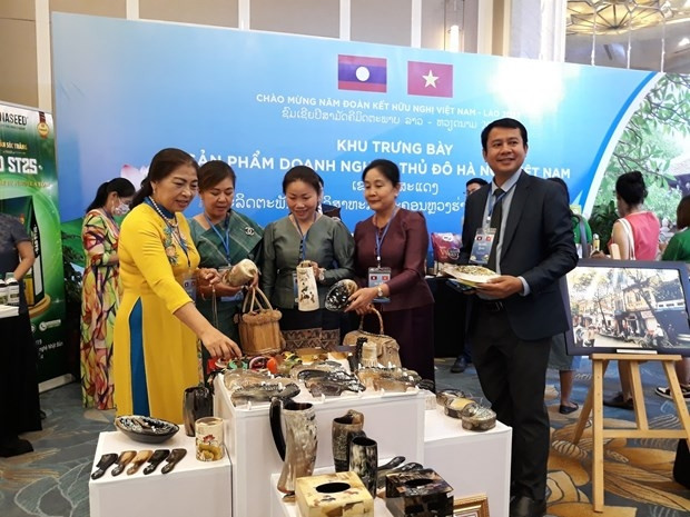 Visiteurs à l'espace d'exposition de photos et de présentation de produits Hanoï - Vientiane. Photo : VNA.