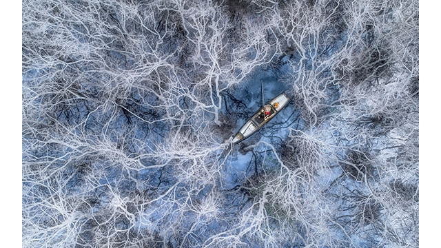 « Pêche dans la forêt de mangroves » du photographe Pham Huy Trung. Photo : Drone Awards 2021.