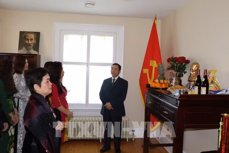 Cérémonie d’offrande d’encens au Président Hô Chi Minh au siège de l'ambassade du Vietnam au Canada. Photo : VNA.