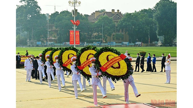 Les dirigeants du Parti et de l’État rendent hommage au Président Hô Chi Minh. Photo : NDEL.