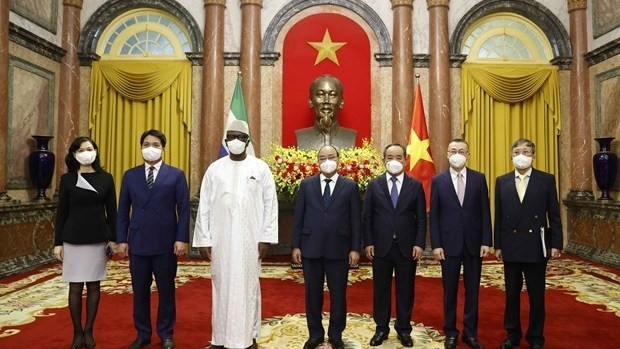 Le Président du Vietnam, Nguyên Xuân Phuc (au centre), reçoit l'ambassadeur de la Sierra Leone, venu lui présenter sa lettre de créance. Photo : VNA.