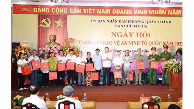 La journée "Tout le peuple défend la sécurité nationale" dans le quartier de Quan Thanh, à Hanoï. Photo : VNA.