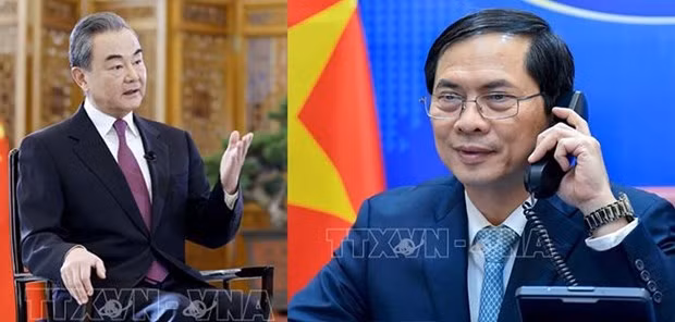 Le ministre vietnamien des Affaires étrangères, Bùi Thanh Son (à droite), et le conseiller d'État et ministre chinois des Affaires étrangères, Wang Yi. Photo : VNA.