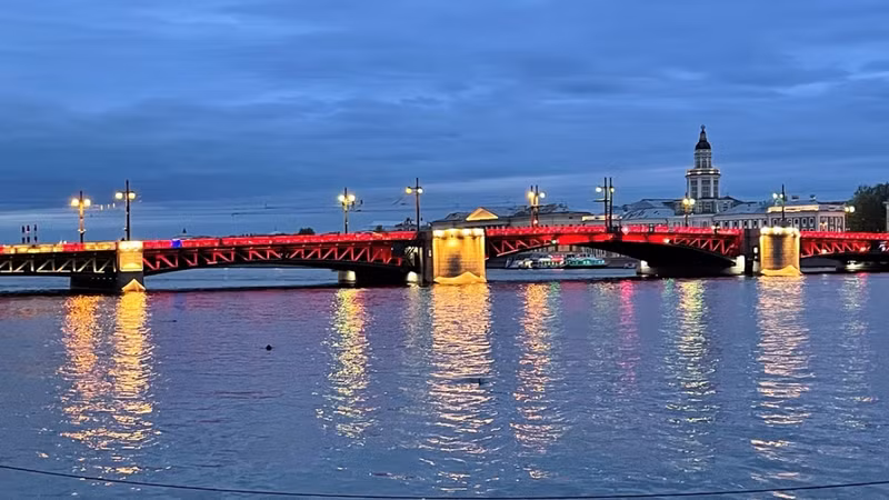 Lors de l’évènement « Les Journées vietnamiennes à Saint-Pétersbourg, le pont du Palais a été illuminé pour la première fois en rouge et jaune, représentant le drapeau national du Vietnam, de 22 h 15 le 17 mai à 2 h 15 le 18 mai. Photo : VOV