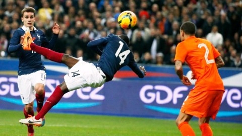 L'équipe de France contre celle des Pays-Bas en match amical le 5 mars au stade de France. Photo: MotherSoccer.