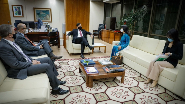 Le vice-président brésilien, Hamilton Mourao, reçoit l’ambassadrice vietnamienne à Brasilia, Pham Thi Kim Hoa.Photo : baoquocte.